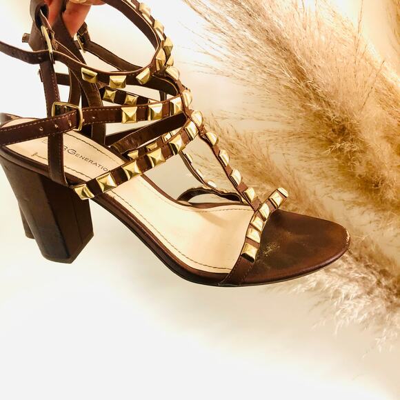 BCBG Brown Leather Gold Metal Studded T- Strap Strappy Sandals Chunky Heel 9 - Picture 5 of 13